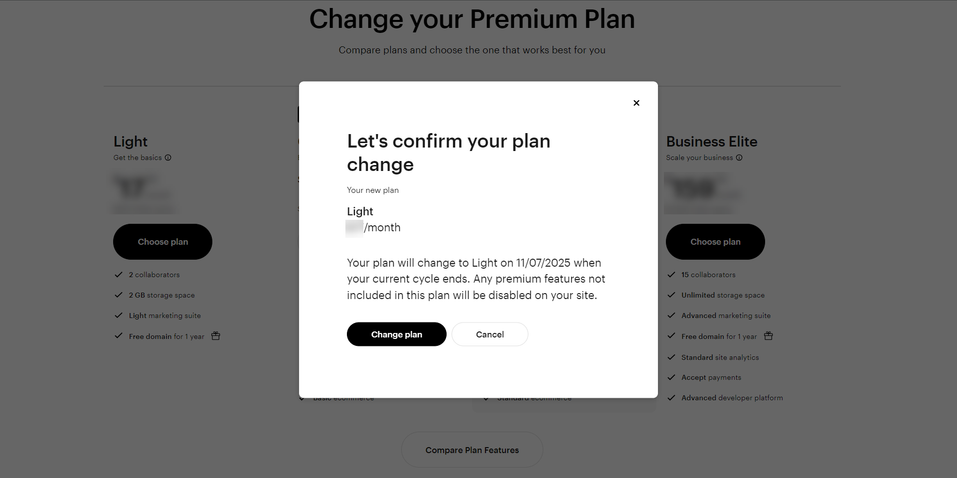Aparece un cuadro de diálogo de confirmación para cambiar el plan de la página web a «Light», con los botones «Cambiar plan» y «Cancelar».