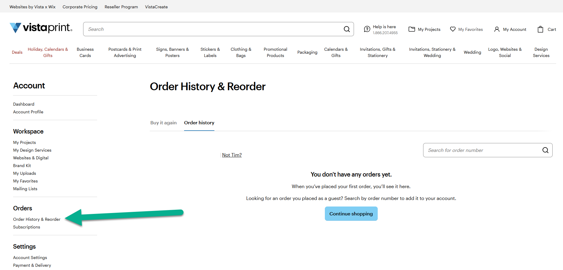 Una flecha señala el enlace «Historial de compras y volver a pedir» en el menú de navegación de la izquierda del panel de control de la cuenta de VistaPrint.