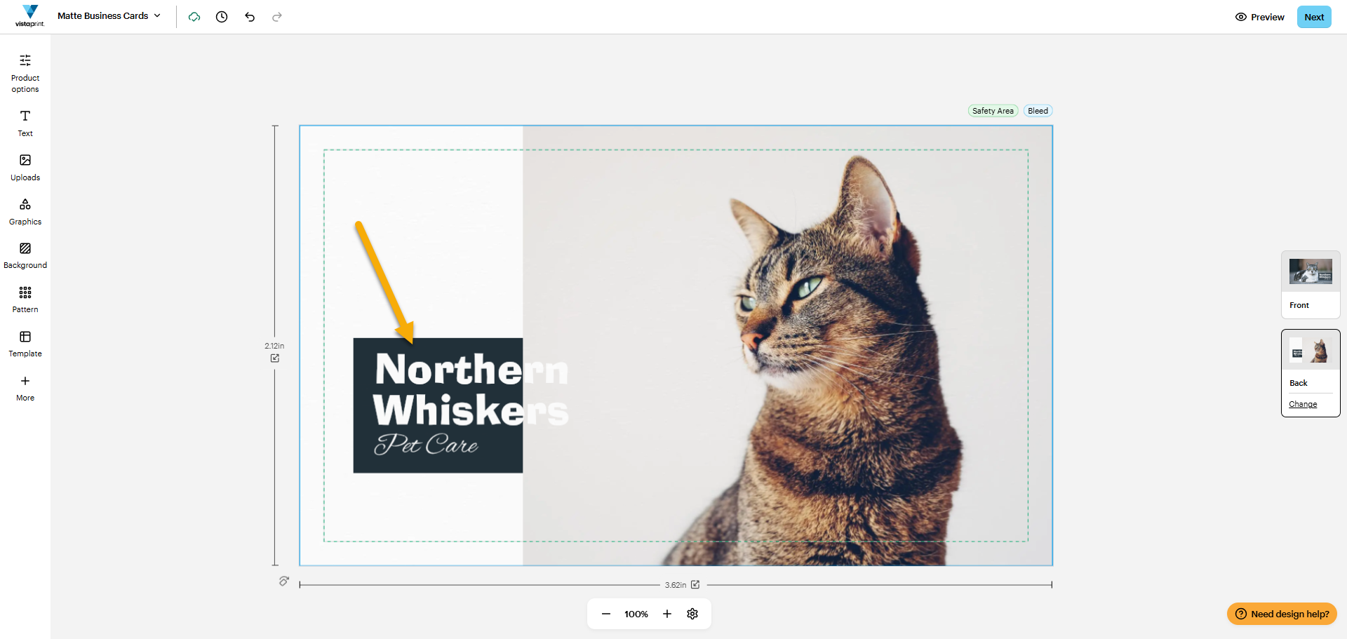 Northern Whiskers -nimisen lemmikkieläinten hoitopalvelun käyntikortissa on nuoli, joka osoittaa suorakulmaiseen suunnitteluelementtiin, joka on nyt sijoitettu alareunaan ja peitetty kissan kuvalla, minkä vuoksi tekstiä on vaikea lukea.