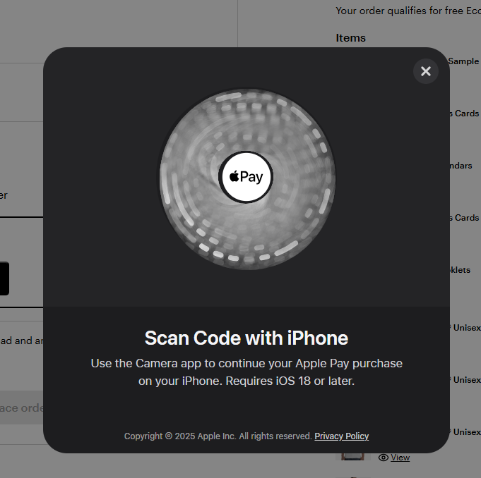 Näytöllä näkyy Apple Pay -QR-koodi, joka kehottaa käyttäjää skannaamaan sen iPhonella.