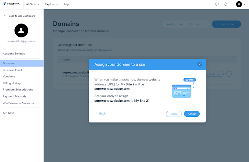 Page d'attribution de domaine Vista X Wix avec une fenêtre contextuelle pour confirmer l'attribution d'un domaine à un site, avec un bouton bleu « Attribuer » pour confirmer.