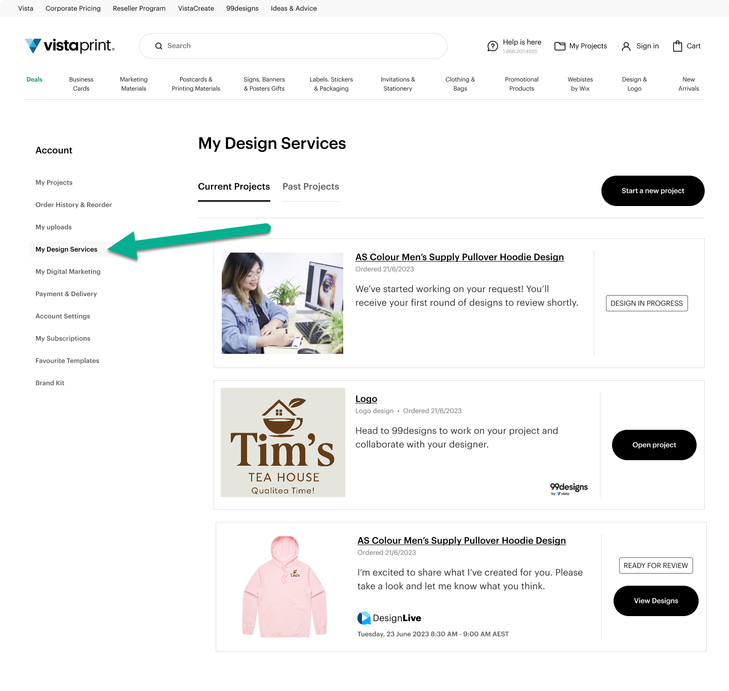 Page Services graphiques affichant le statut des projets, avec une flèche pointant vers le lien du menu latéral Services graphiques.