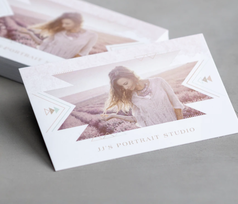 Gros plan montrant la texture lisse et veloutée d'une carte de visite soft touch mettant en valeur sa finition mate haut de gamme non réfléchissante.
