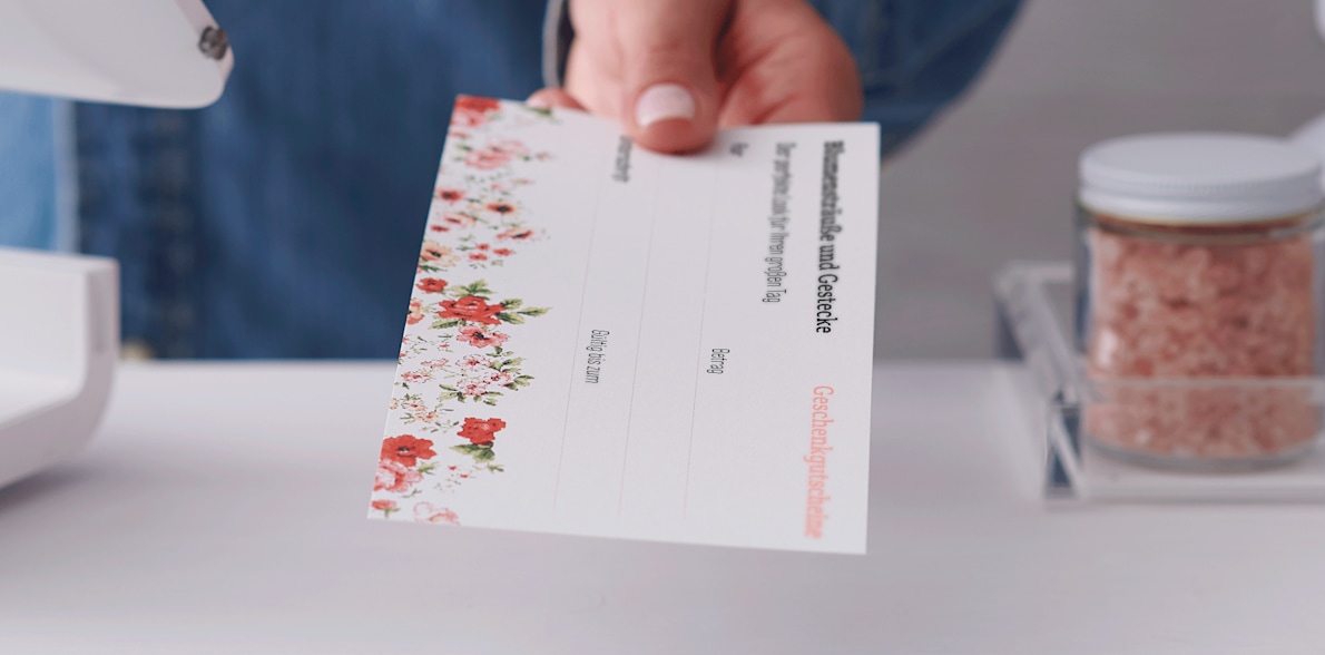  Personalisierte Geschenkgutscheine mit Blumenmotiv