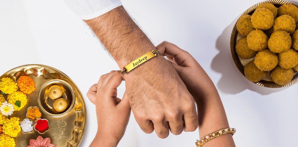 Personalised Rakhi Golden Box Chain > Hero img2