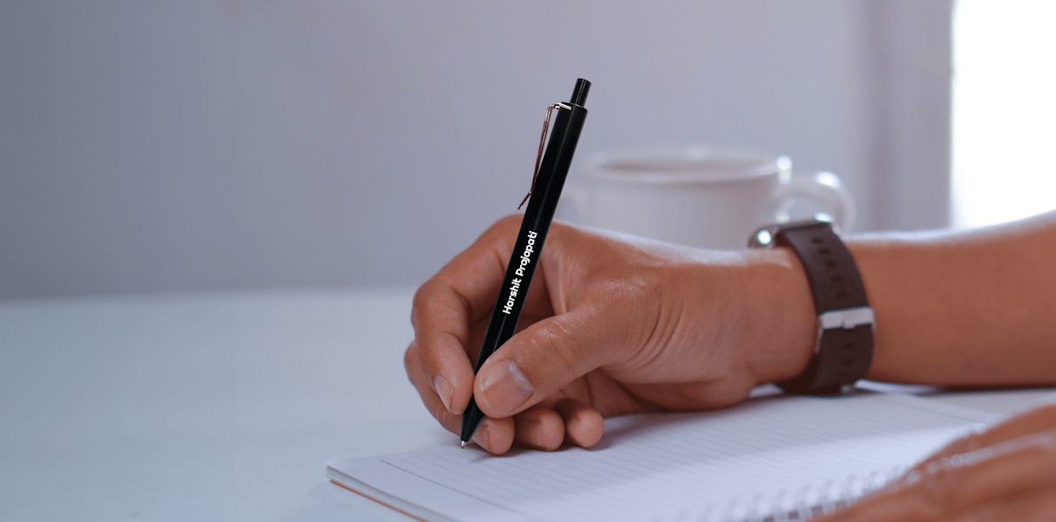 Triangle Wire Clip Ball Pens > Hero img2