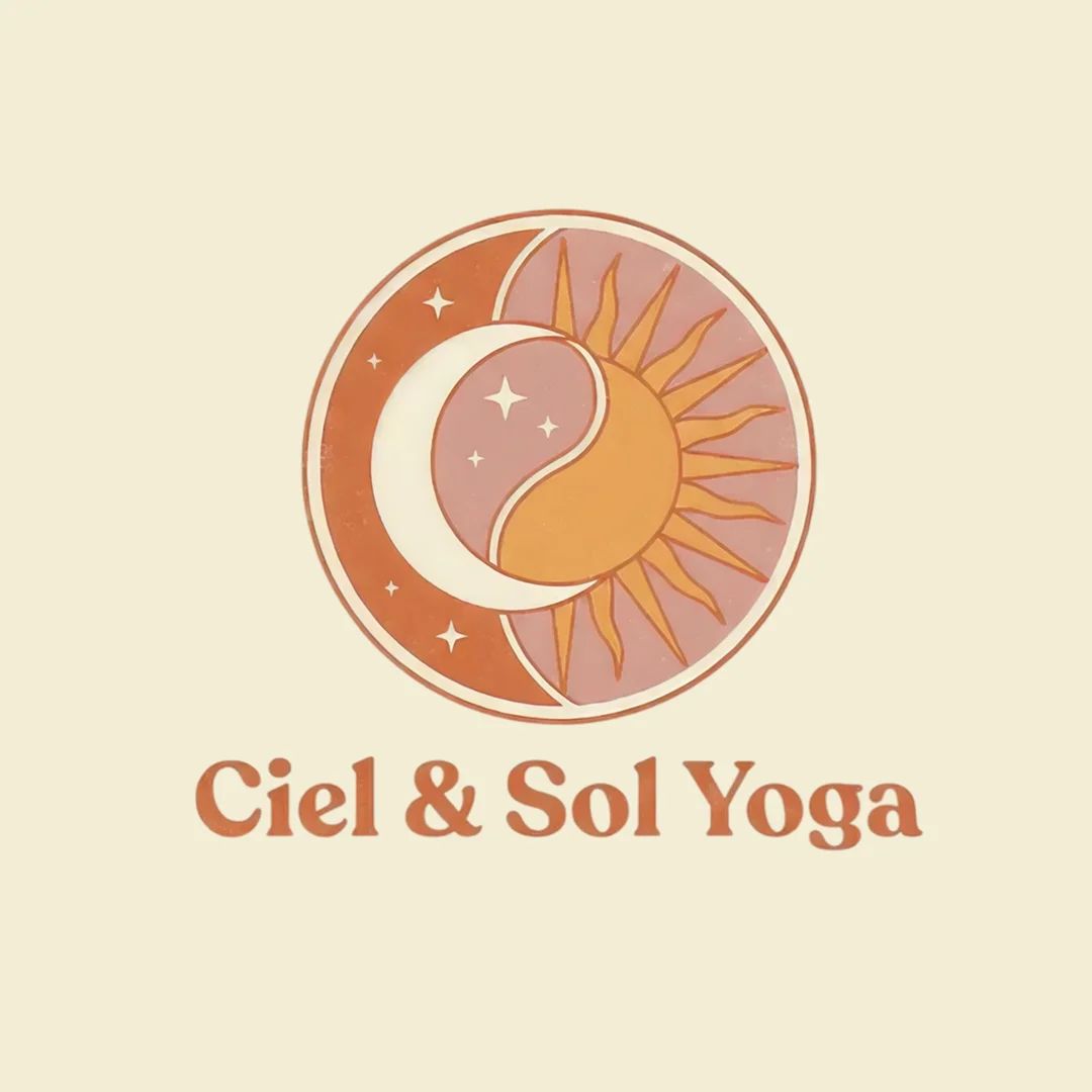 Symbole circulaire avec lune et soleil imbriqués, évoquant l'équilibre et la pratique du yoga.