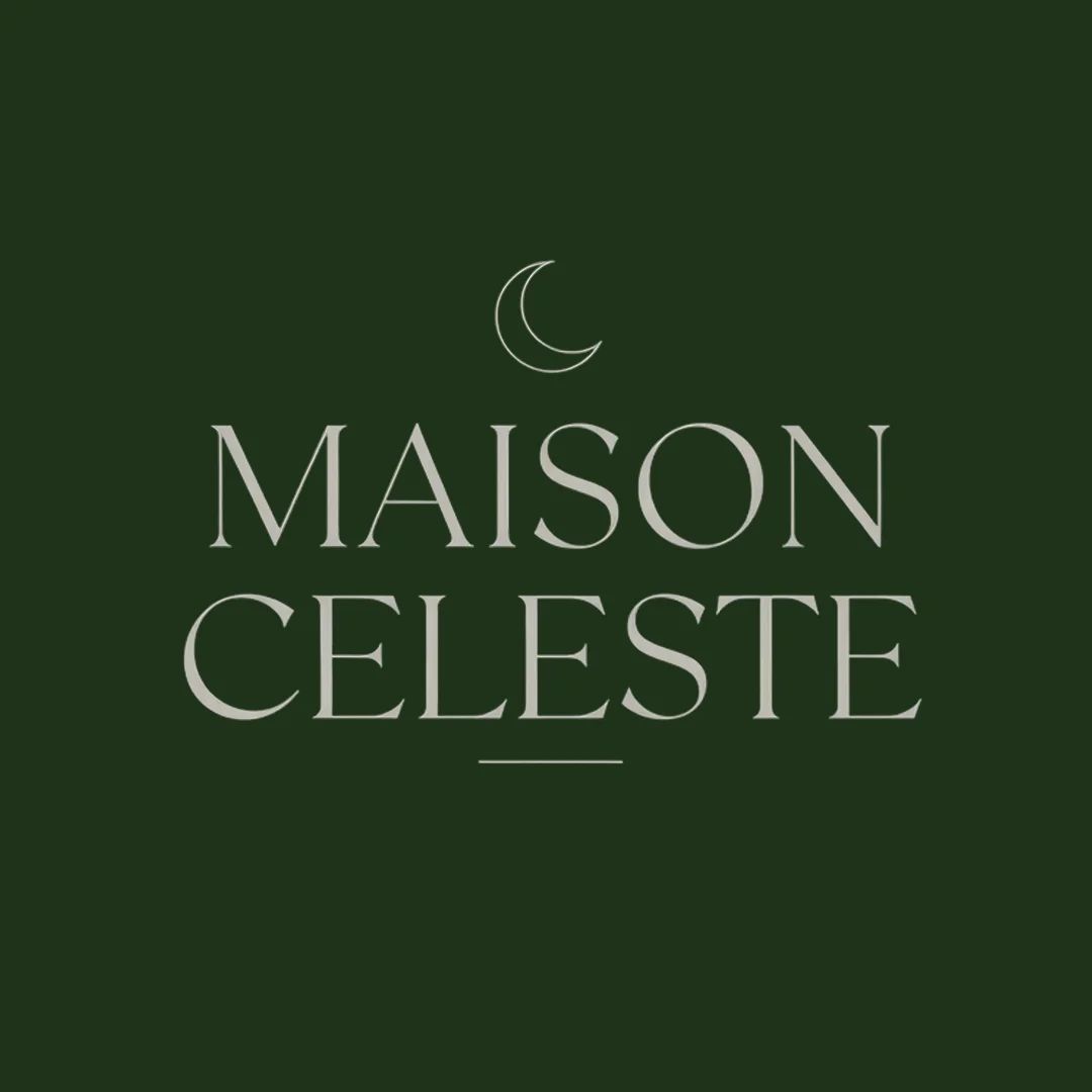 Logo typographique élégant avec un croissant de lune, évoquant le calme et le bien-être.