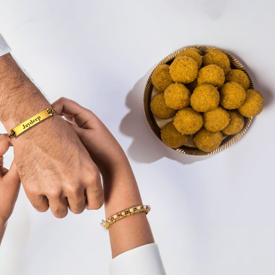 Personalised Rakhi Golden Box Chain > Hero img2