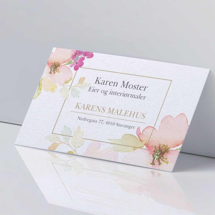 En visittkort med perlemorspapir for Jamie Flynn, eier av en liten bedrift.