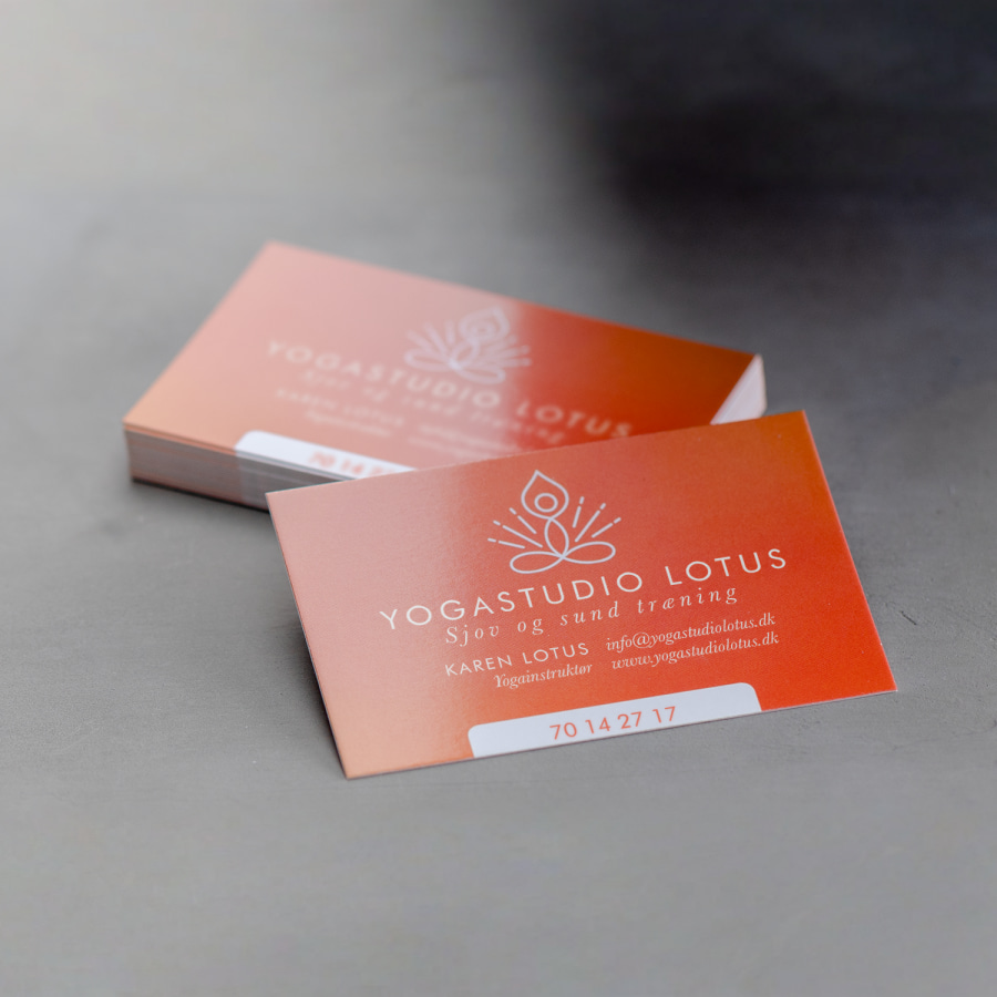 En stak blanke visitkort til et yogastudie.