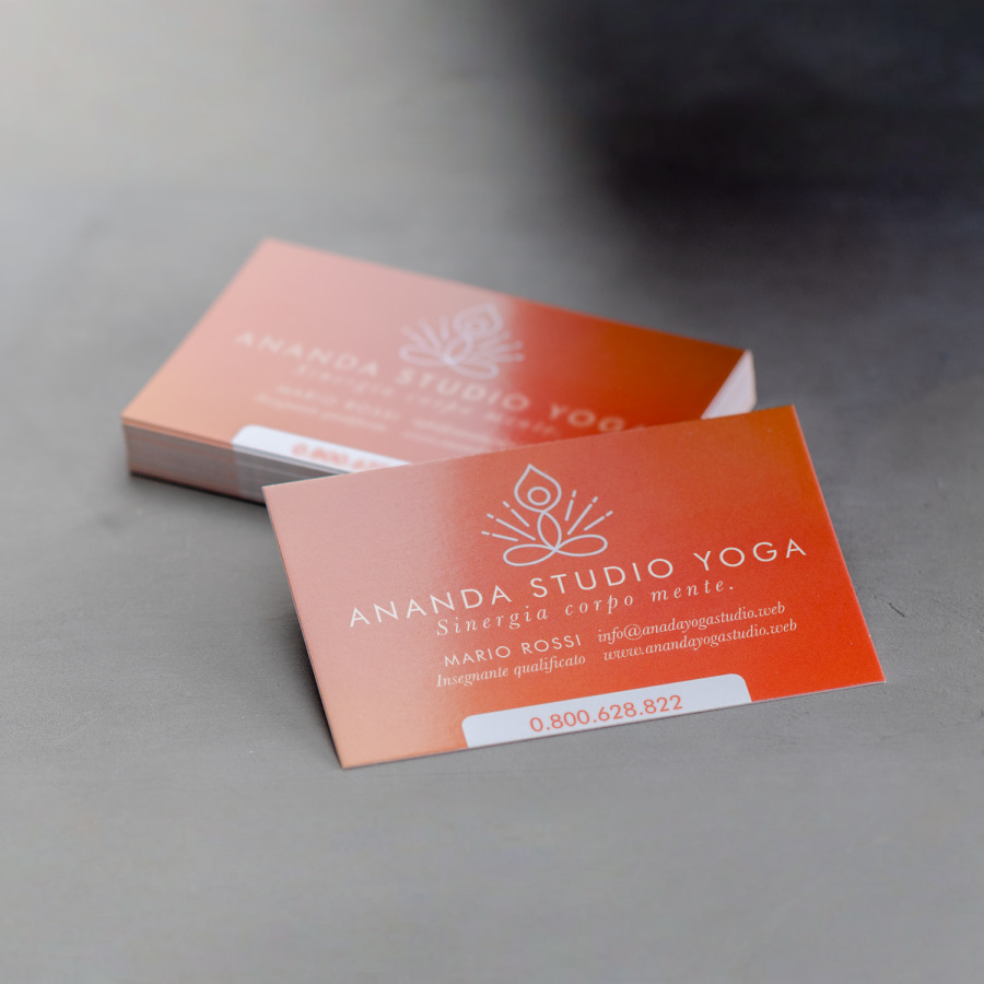 Una pila di biglietti da visita in carta lucida per uno studio di yoga.