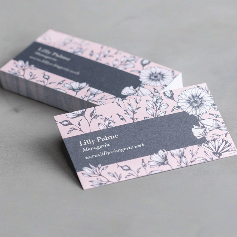 Ein Stapel Visitenkarten aus mattem Recyclingpapier mit floralem Aufdruck für eine Person namens Laura Palmer.