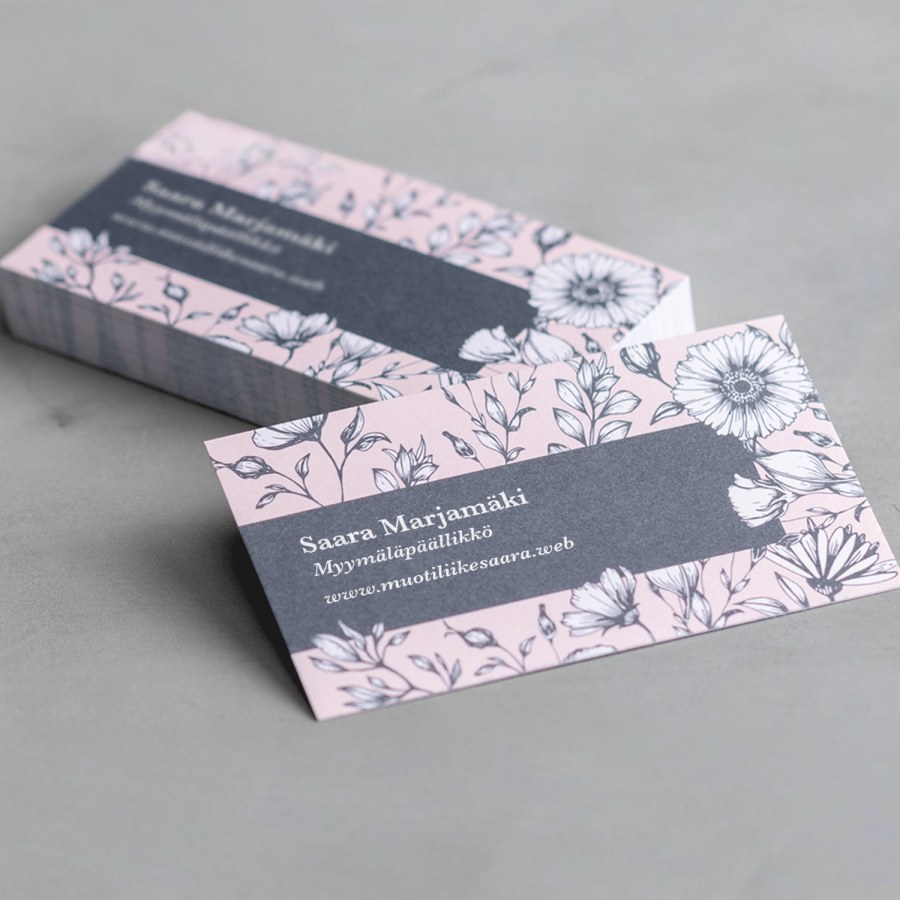 Pino kierrätettyjä ja mattapintaisia ​​käyntikortteja Laura Palmerin kukka-asetelmalla.