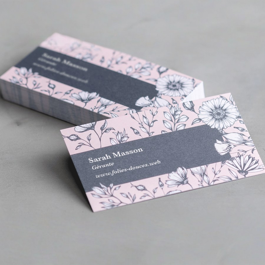 Pile de cartes de visite en papier mat recyclé avec un graphisme floral pour Laura Palmer.