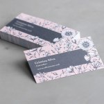 Cartões de visita mate reciclado empilhados, que mostram um design floral para Laura Palmer.