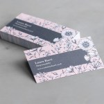 Una pila di biglietti da visita in carta opaca riciclata con un design floreale per una persona che si chiama Laura Palmer.