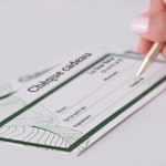 Chèque cadeau professionnel avec motif à feuilles vertes