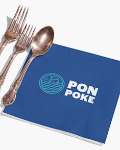 Papierservietten und Bestecktaschen
