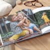 fotolibro con la foto de dos niños pequeños abrazados