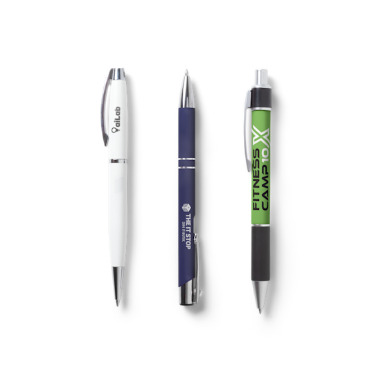 Et sæt med tre kuglepenne, der gør reklame for en teknologivirksomhed, et IT-firma og en fitnessvirksomhed.