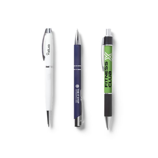Tres bolígrafos que promocionan una empresa tecnológica, una empresa informática y un negocio de fitness.