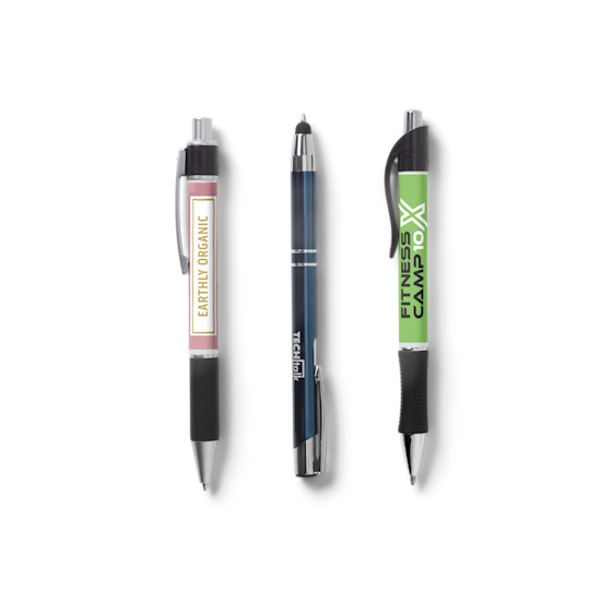  Un conjunto de tres bolígrafos promocionando a una empresa de alimentos orgánicos, una compañía tecnológica y un campamento de fitness.