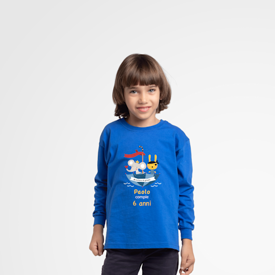 Ragazzino che indossa una maglietta blu personalizzata con la stampa di un’illustrazione colorata e di un nome