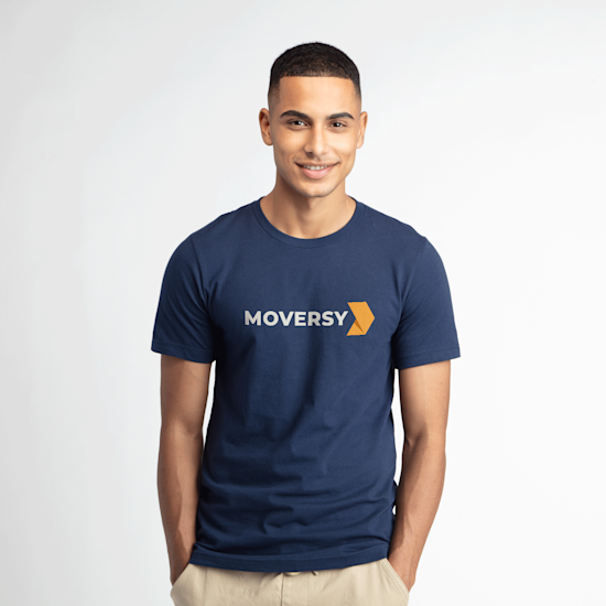 Giovane uomo che indossa una maglia stampata color blu marino che promuove un’attività chiamata Moversy