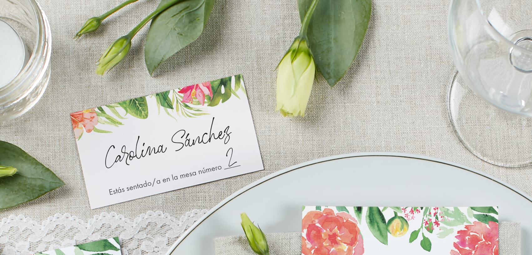 tarjeta con nombre para boda con diseño floral y de hojas