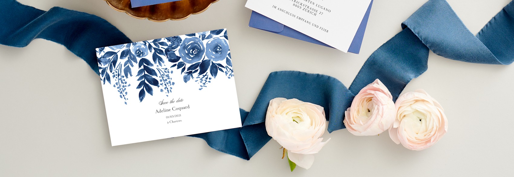 Save the Date Karten mit blauen und weißen Blumen