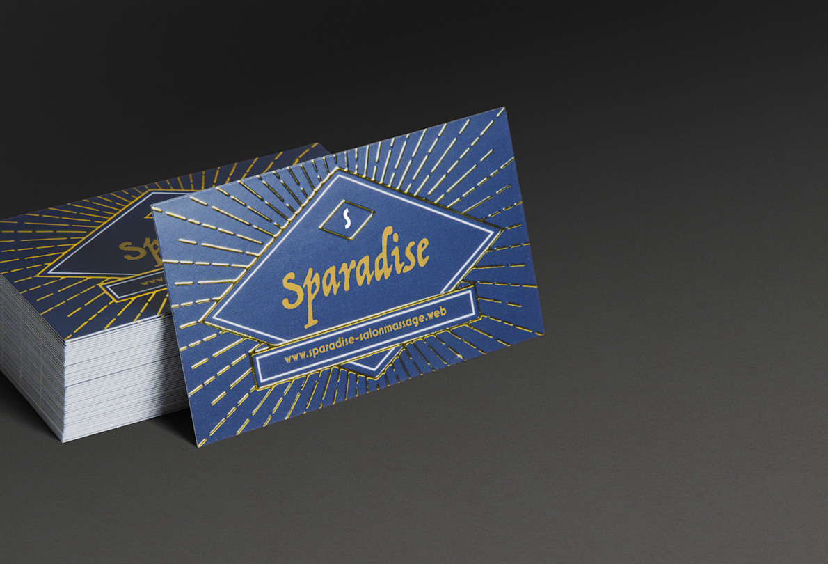 Una tarjeta de presentación con relieves metalizados reflectantes dorados promocionando a un spa.