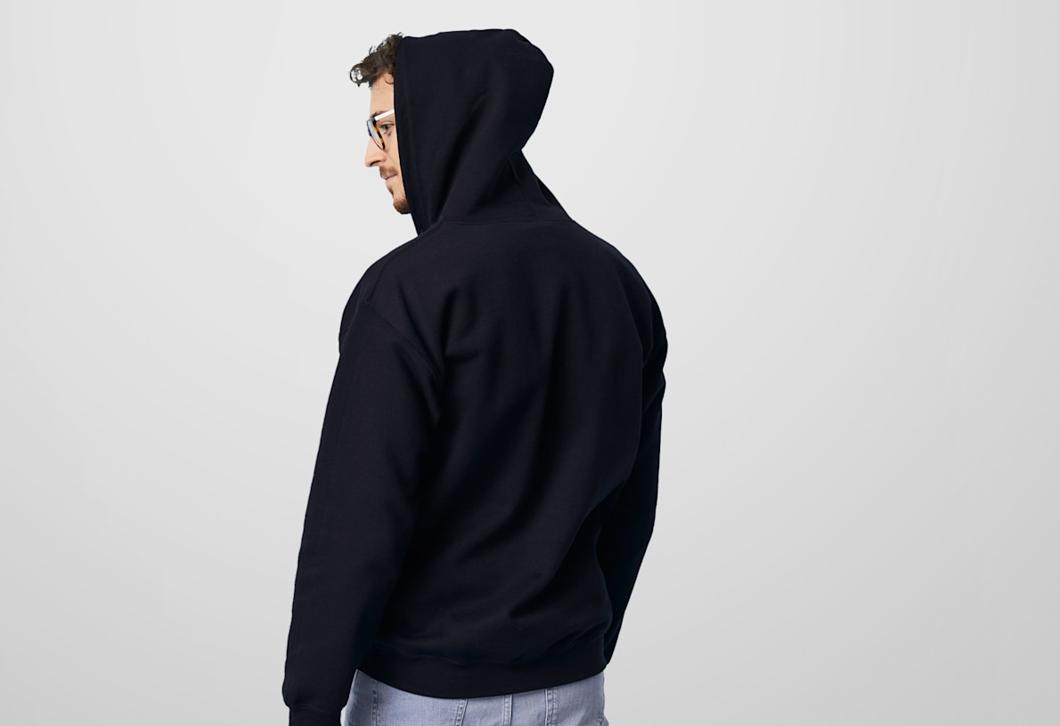 Sweatshirt com capuz bordada com fecho