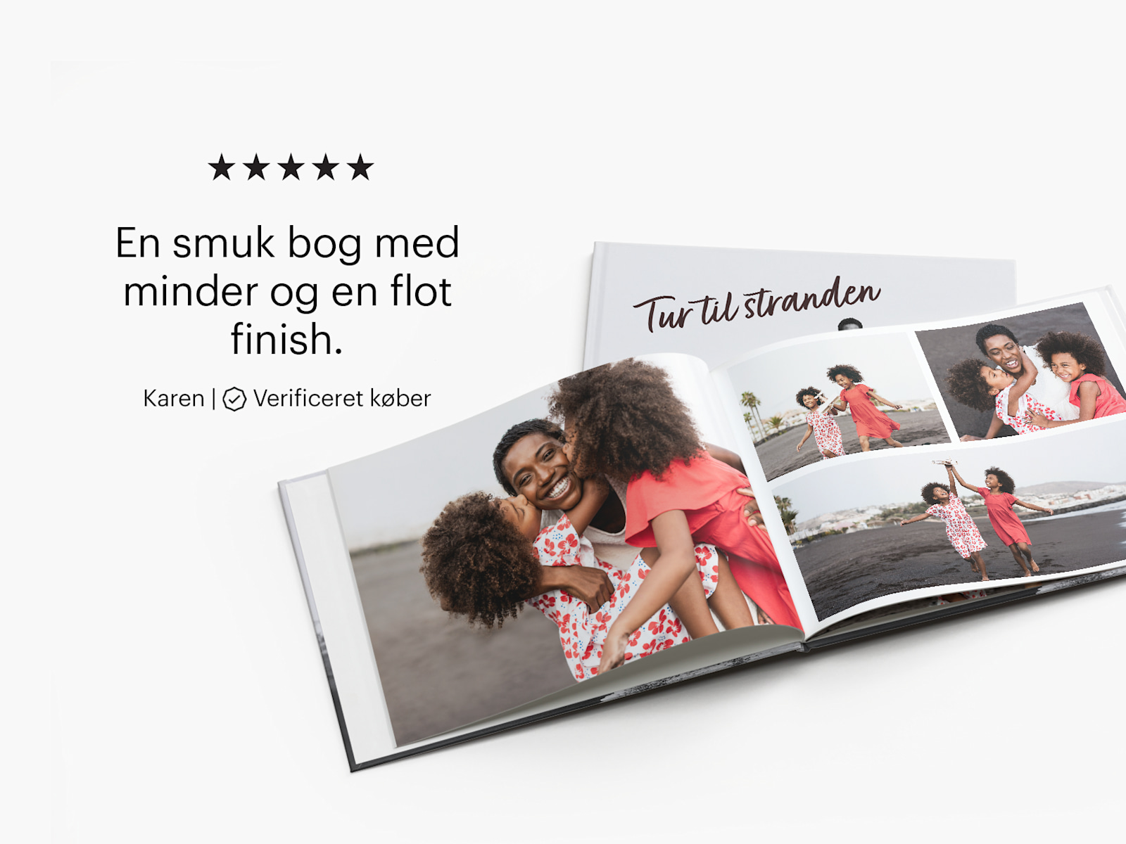 En åben fotobog med en kollage af familiebilleder fra en strandtur. En kundeanmeldelse for fotobøger, hvor der står: “En smuk bog med minder og en flot finish.”