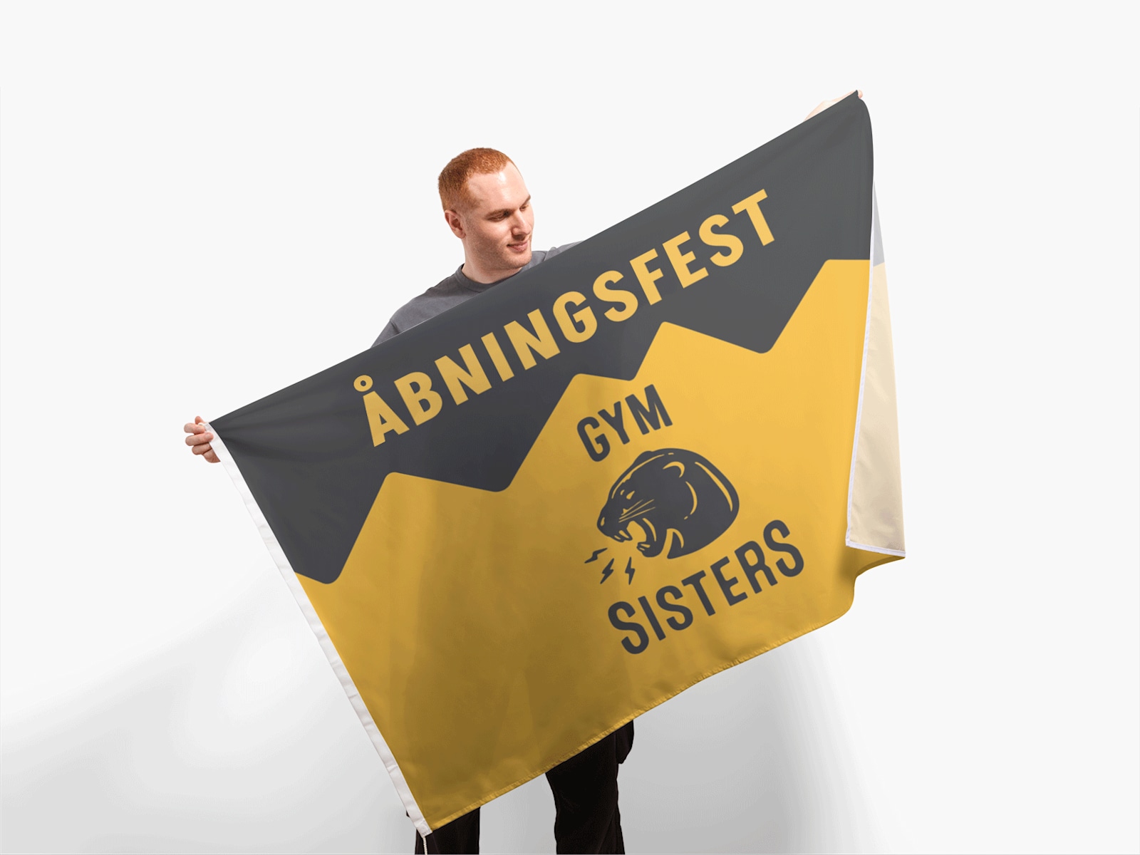 En mand holder et stort flag i anledning af åbningen af et fitnesscenter.