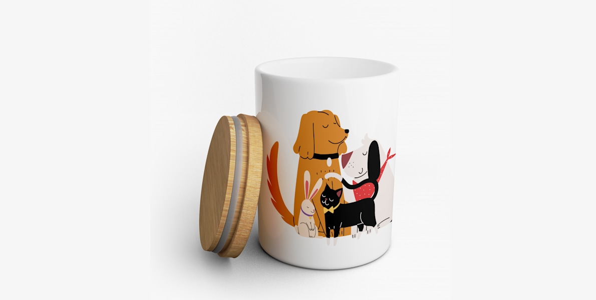 Eine personalisierte Leckerlidose aus Keramik mit Hund- und Katzenmotiv. 