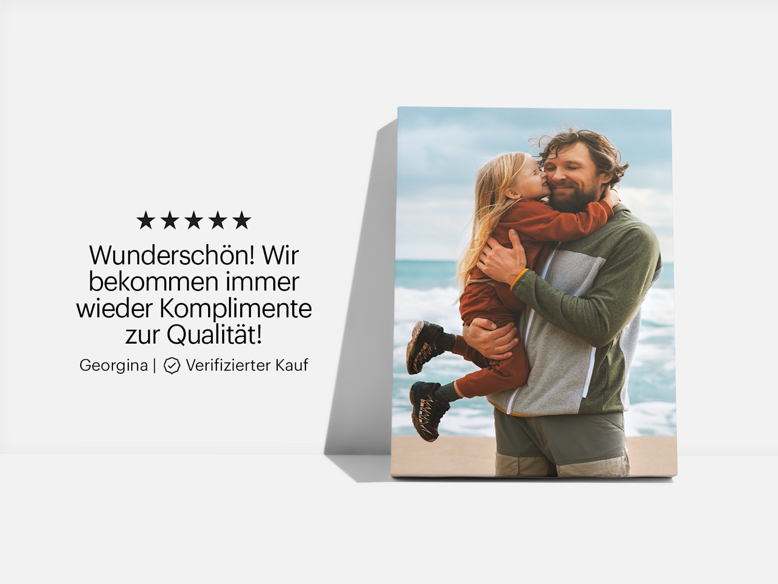 Eine mit dem Foto eines Vaters mit seiner Tochter am Strand bedruckte Fotoleinwand, dazu eine Kundenrezension: „Wunderschön! Wir bekommen immer wieder Komplimente zur Qualität!“ 