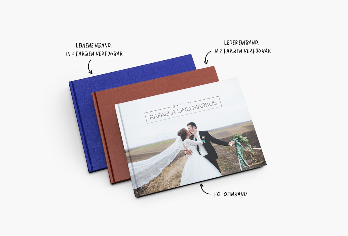 Drei Fotobücher übereinander. Das erste hat einen Fotoeinband, das zweite einen Ledereinband und das dritte einen Leineneinband. 