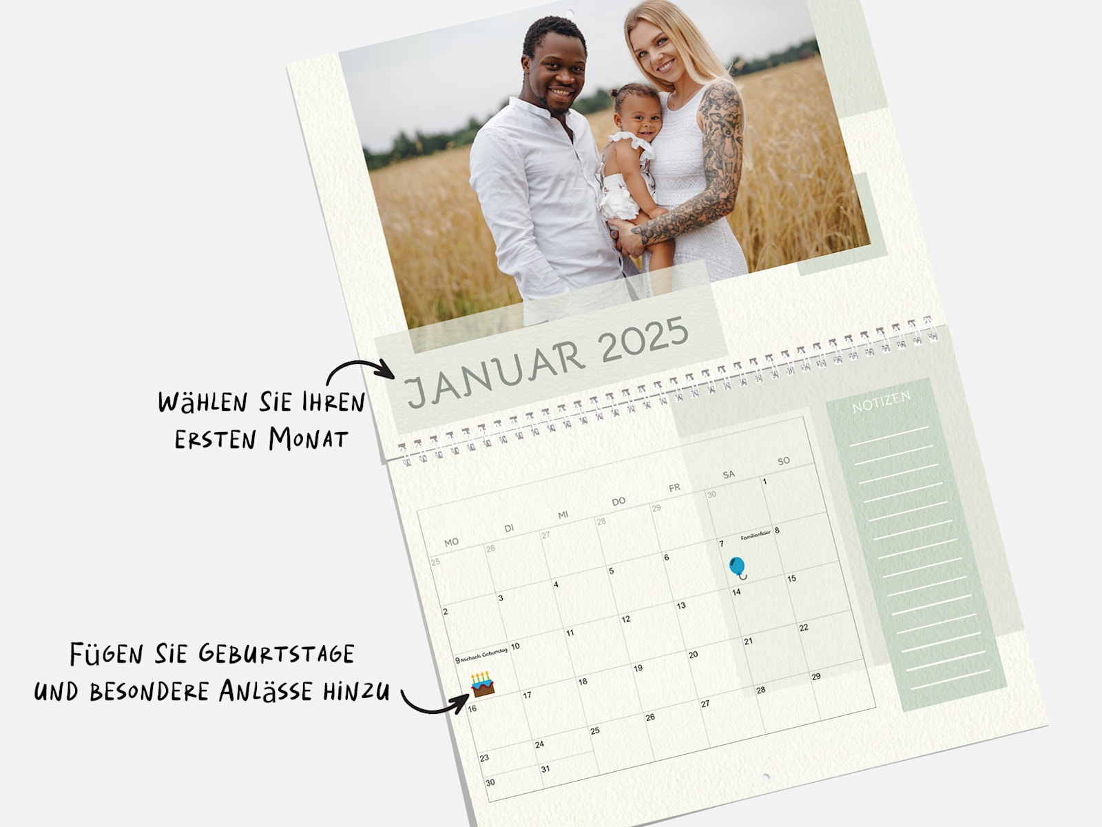 Ein personalisierter Fotowandkalender mit dem Bild einer Familie. Hinweise heben die Möglichkeit hervor, dass der Startmonat des Kalenders und besondere Daten angepasst werden können.  
