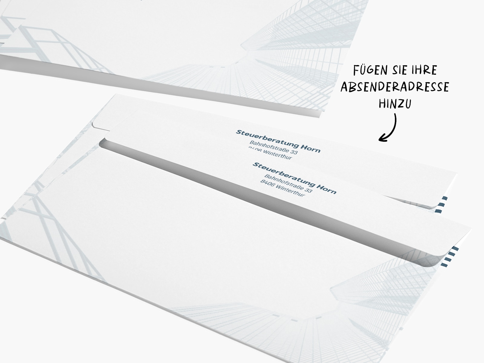 Rückseite eines personalisierten Umschlags in einem Design für geschäftliche Zwecke. Ein Text mit der Aussage, dass die Absenderadresse hinzugefügt werden kann.