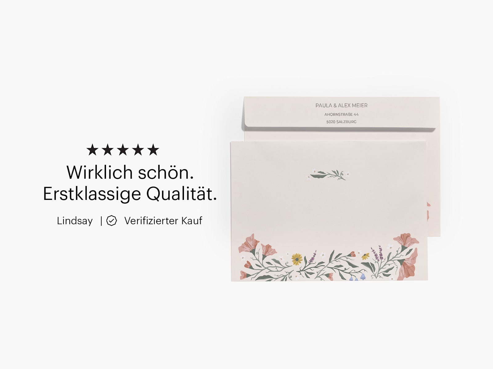 Die Vorder- und Rückseite eines Umschlags mit Blumenmotiv, aufgedruckten Empfänger- und Absenderadressen und einer Kundenbewertung: „Wirklich schön. Erstklassige Qualität.“ 