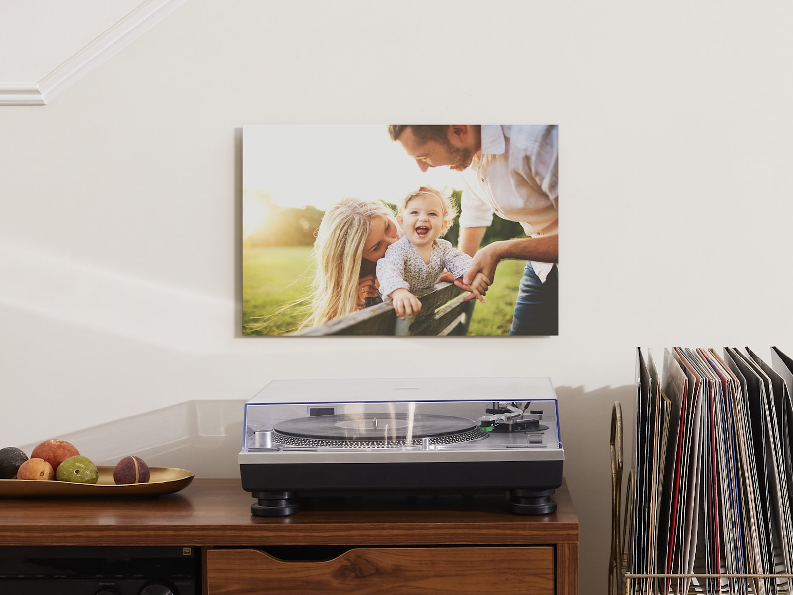 Ein Aluminiumdruck mit einem Foto einer glücklichen Familie.