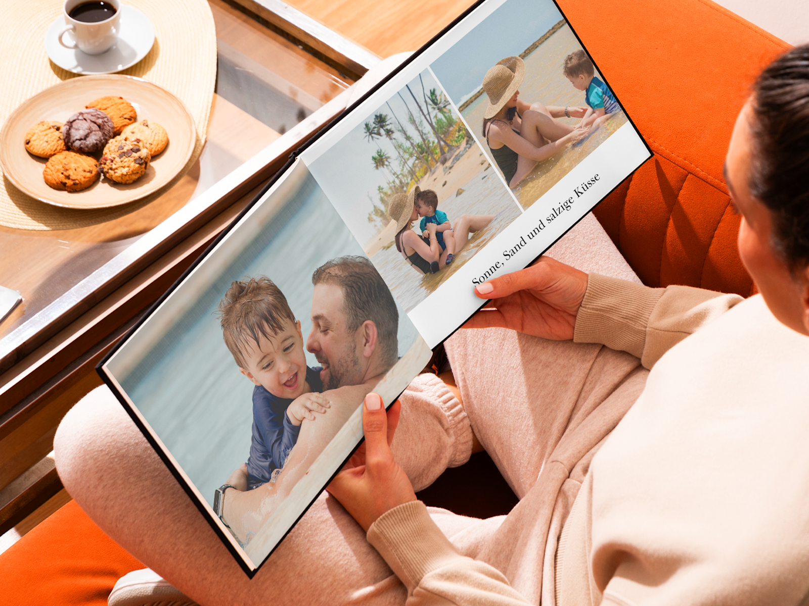Ein aufgeschlagenes Fotobuch mit Familienfotos vom Strandurlaub. 