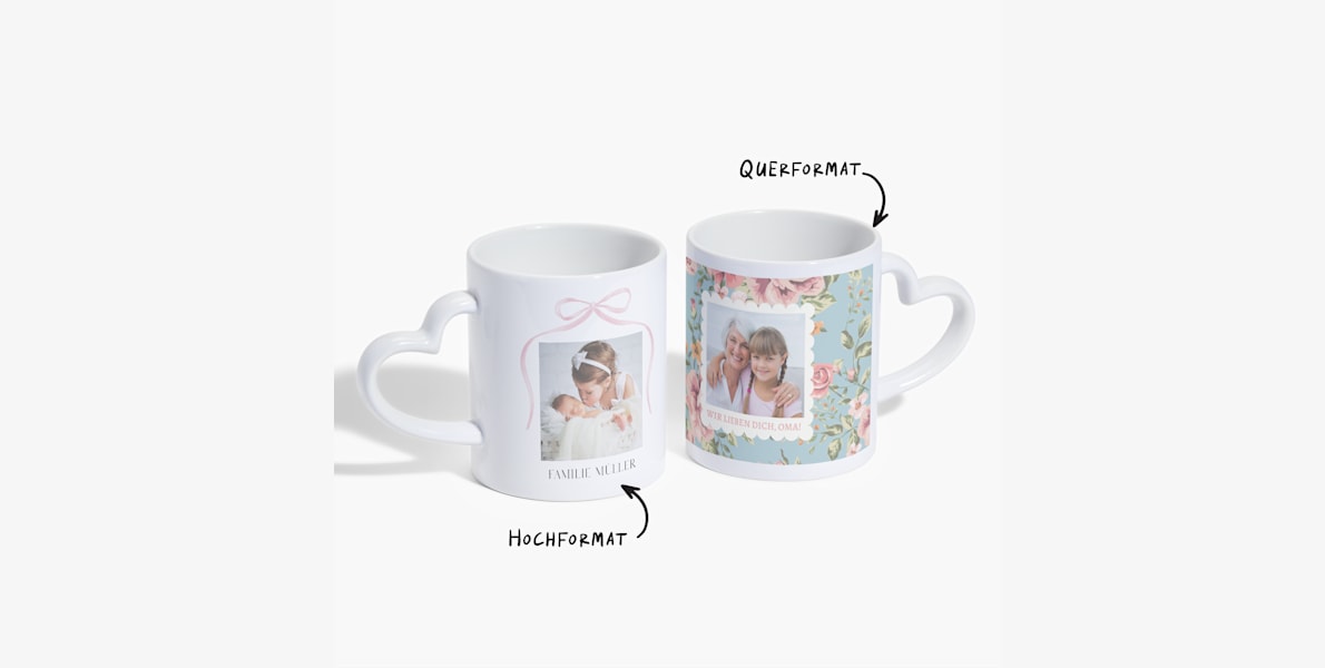 Zwei Tassen mit Herzhenkeln, eine ist mit einem Familiennamen bedruckt und die andere mit einem Design für eine Großmutter. Dabei steht, dass der Druck im Hoch- und Querformat möglich ist. 