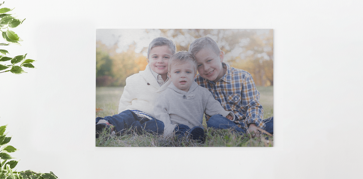 Ein Aluminiumdruck mit einem Foto von drei Kindern.