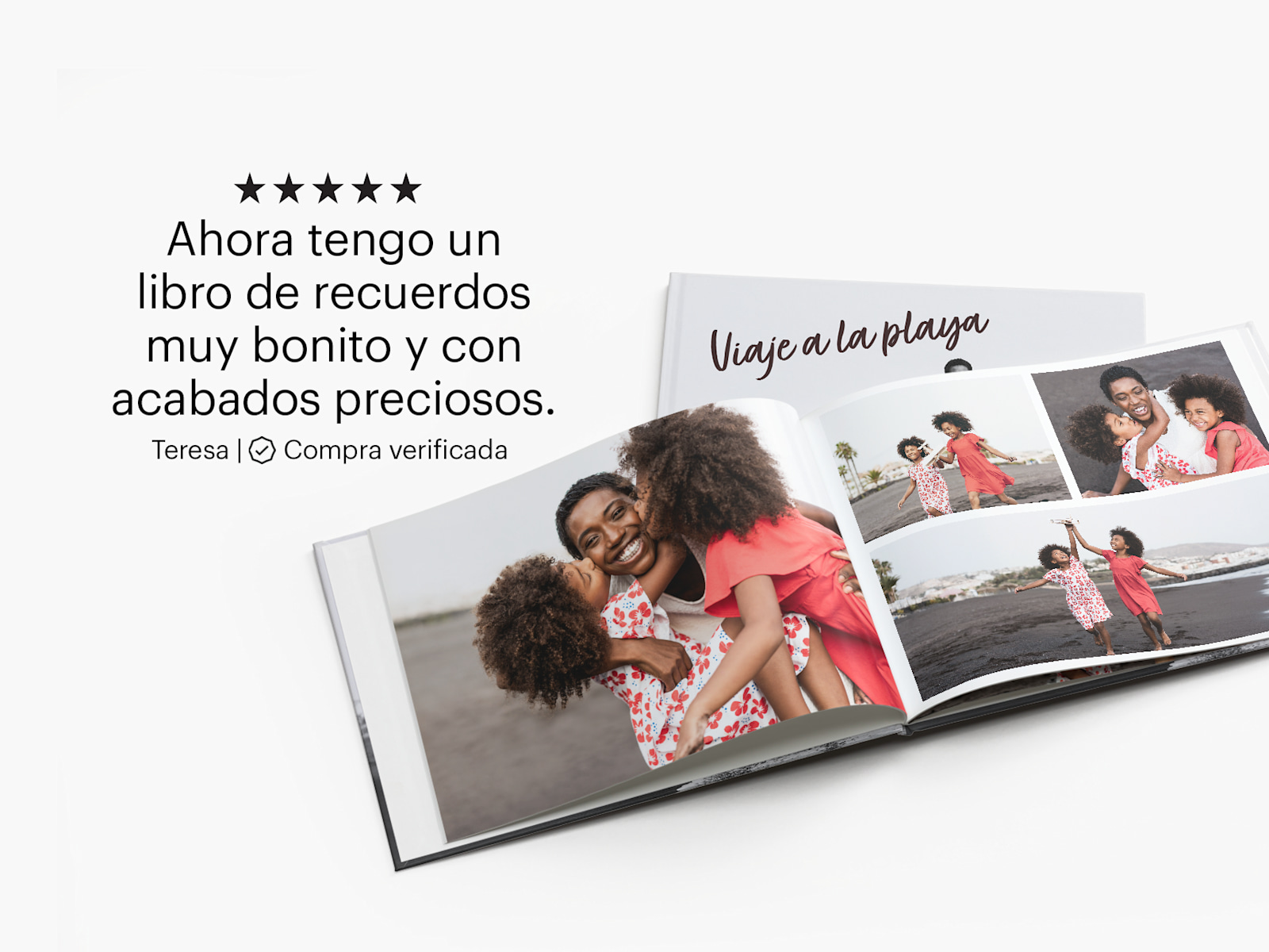 Un álbum de fotos abierto con un collage de fotos familiares de un viaje a la playa. Va acompañado de una opinión de un cliente sobre los álbumes de fotos: «Ahora tengo un libro de recuerdos muy bonito y con acabados preciosos».