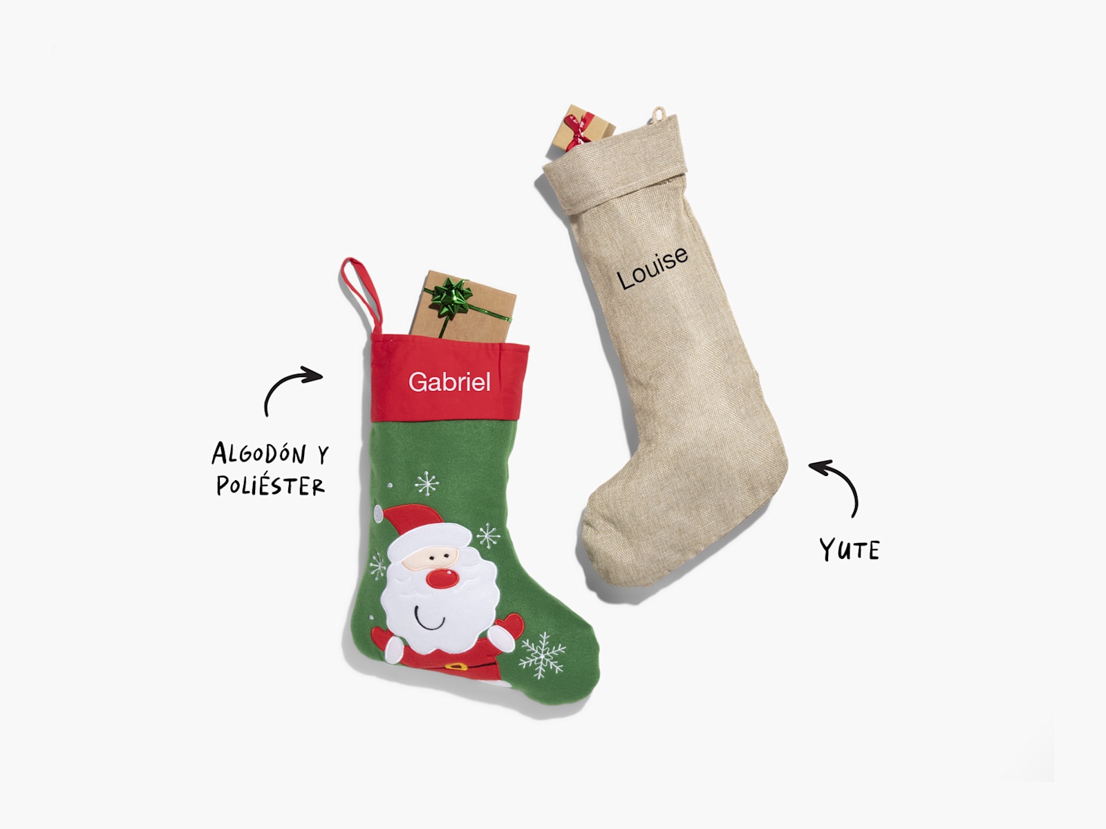 Dos calcetines de Navidad personalizados con una nota que indica los materiales disponibles: algodón y poliéster, o yute.