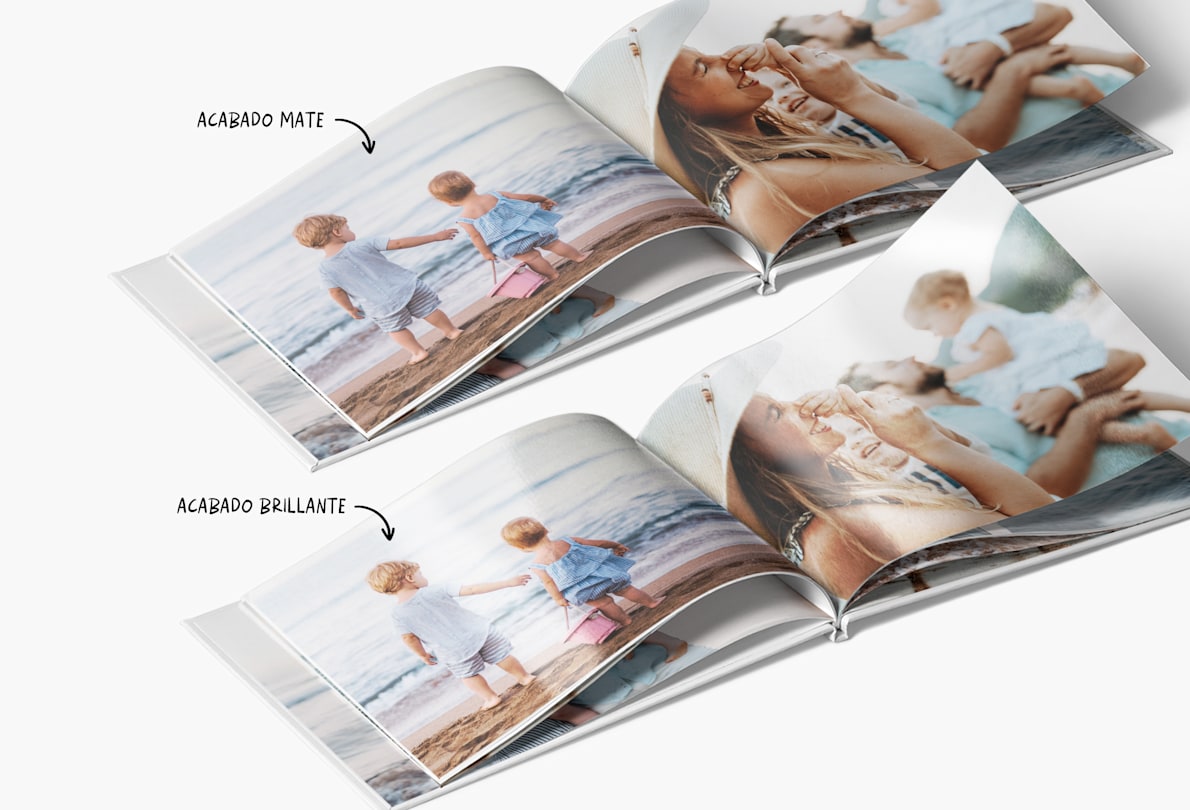 Dos fotolibros abiertos en fotos de una familia en la playa, con una nota que dice que hay 2 acabados de papel: mate y brillante.