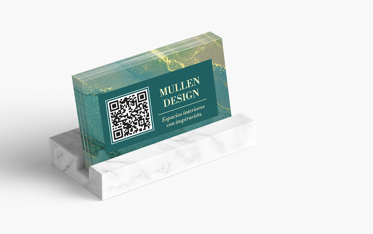 Un tarjetero de mármol, sosteniendo hasta 25 tarjetas de presentación, promocionando una empresa de diseño de interiores con un código QR impreso al frente. 