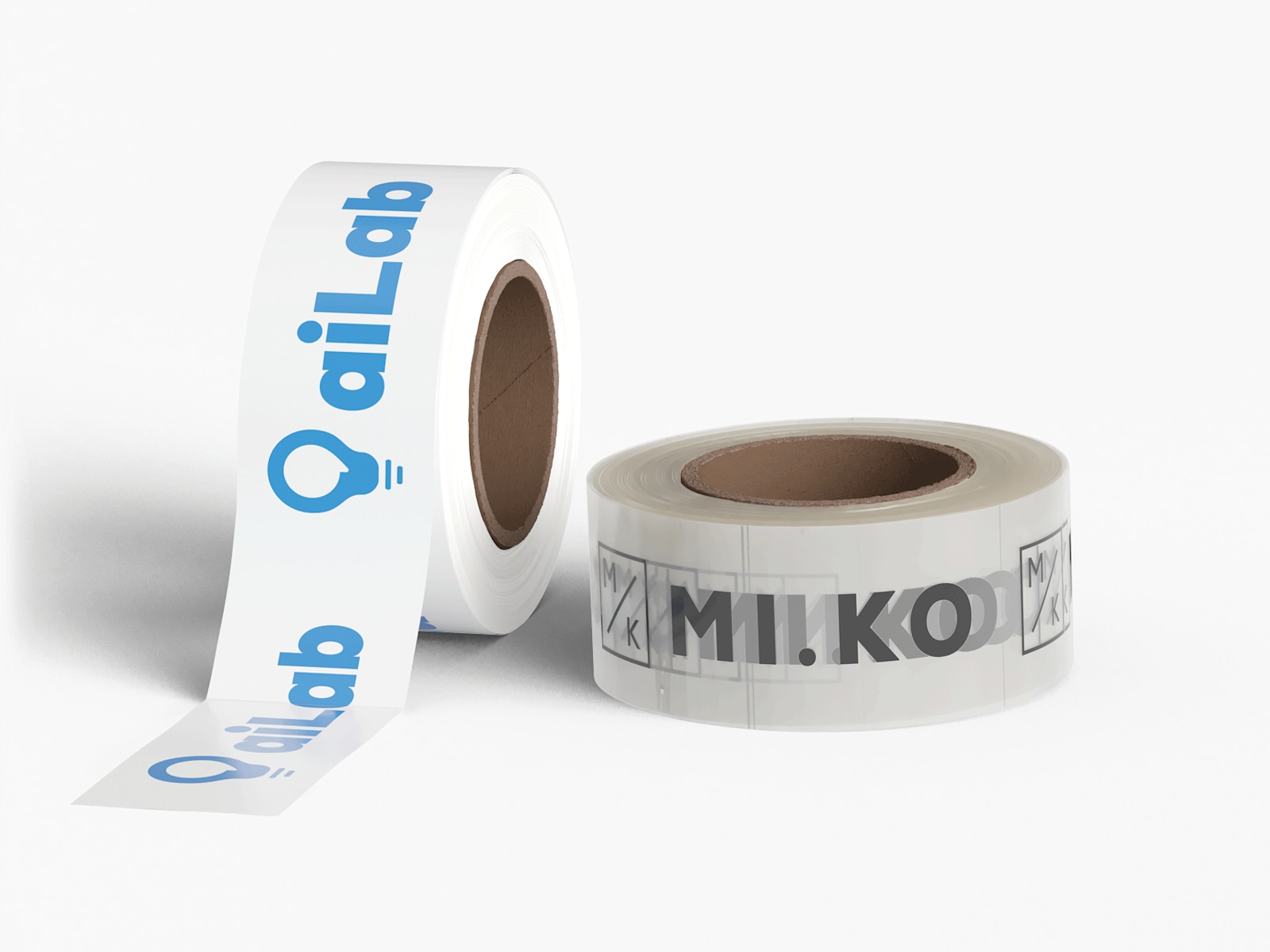 Un rollo de cinta adhesiva de plástico blanca y uno transparente sobre un fondo gris. Ambos con impresión personalizada de diseños de logotipos que se repiten.
